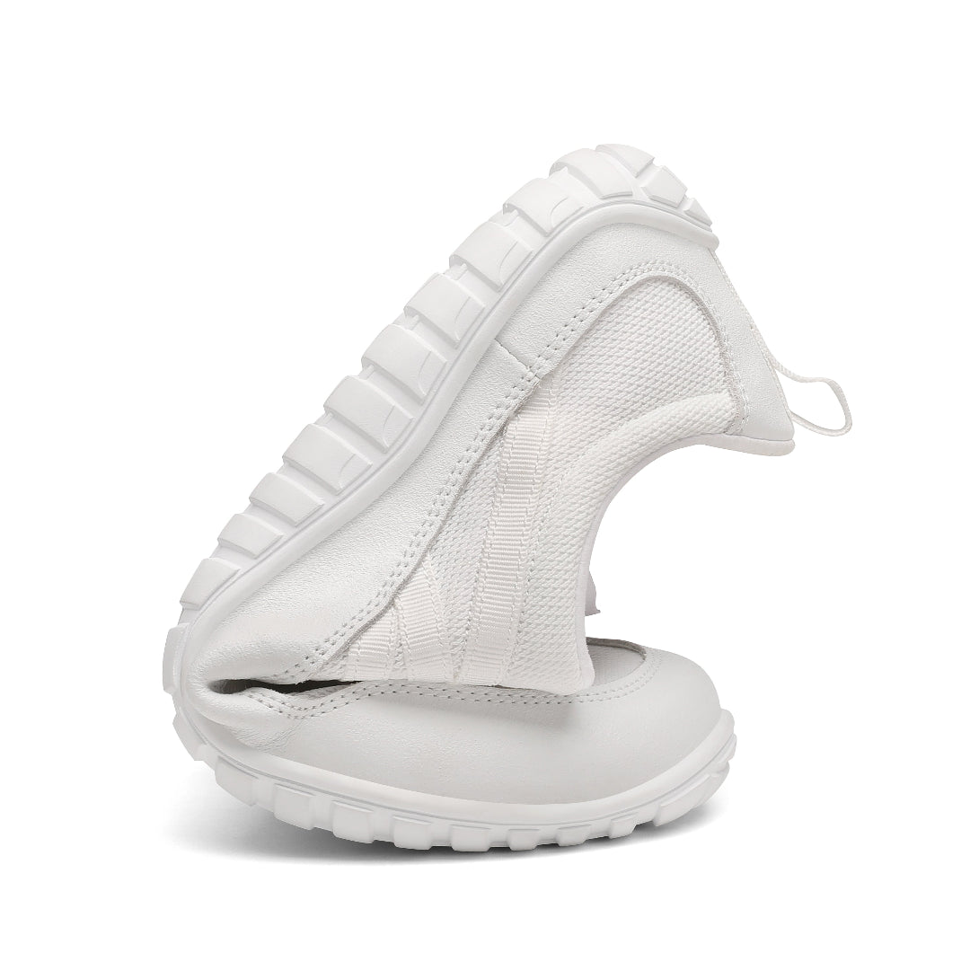 Zapatilla outdoor blanca flexionada mostrando movimiento natural.