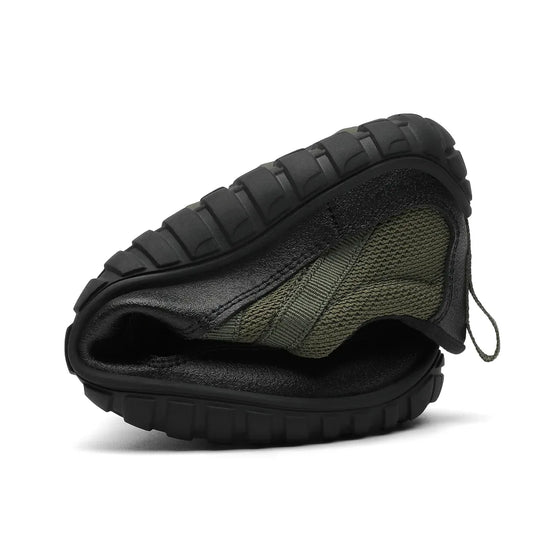 Zapatilla outdoor verde doblada mostrando suela flexible y resistente.