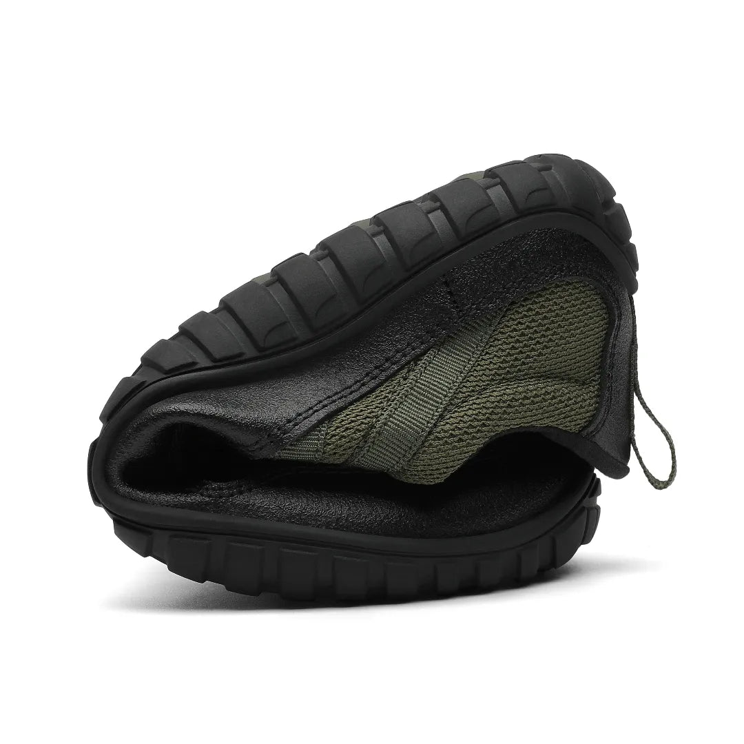 Zapatilla outdoor verde doblada mostrando suela flexible y resistente.