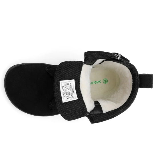 Detalle del forro interior de lana blanca para máxima calidez en invierno.