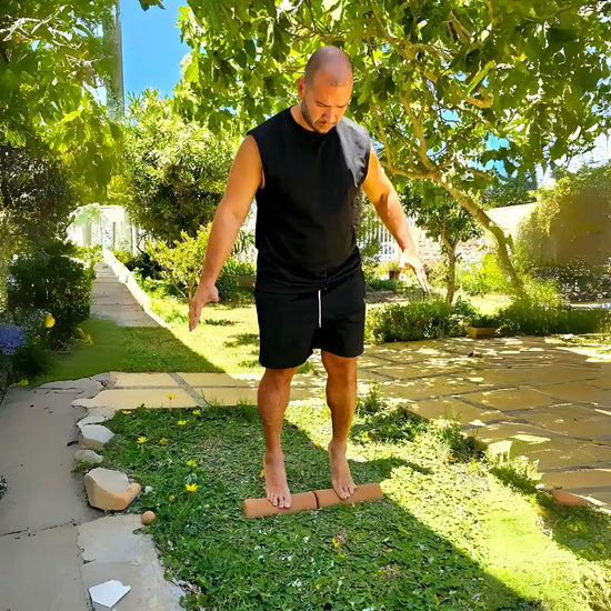 Hombre realizando ejercicios de equilibrio para complementar el uso de zapatos ergonómicos.