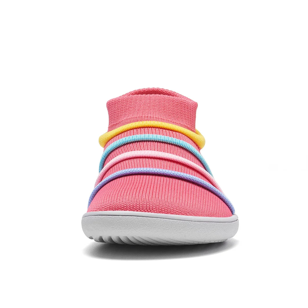 Vista frontal zapatilla infantil rosa, horma anatómica natural.