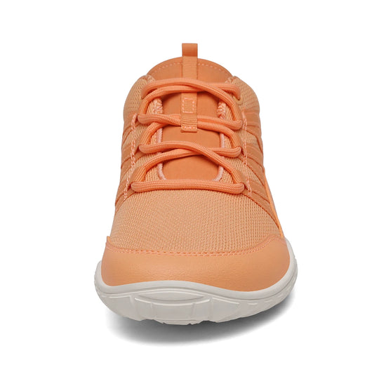 Vista frontal zapatilla trekking naranja con refuerzo en puntera.