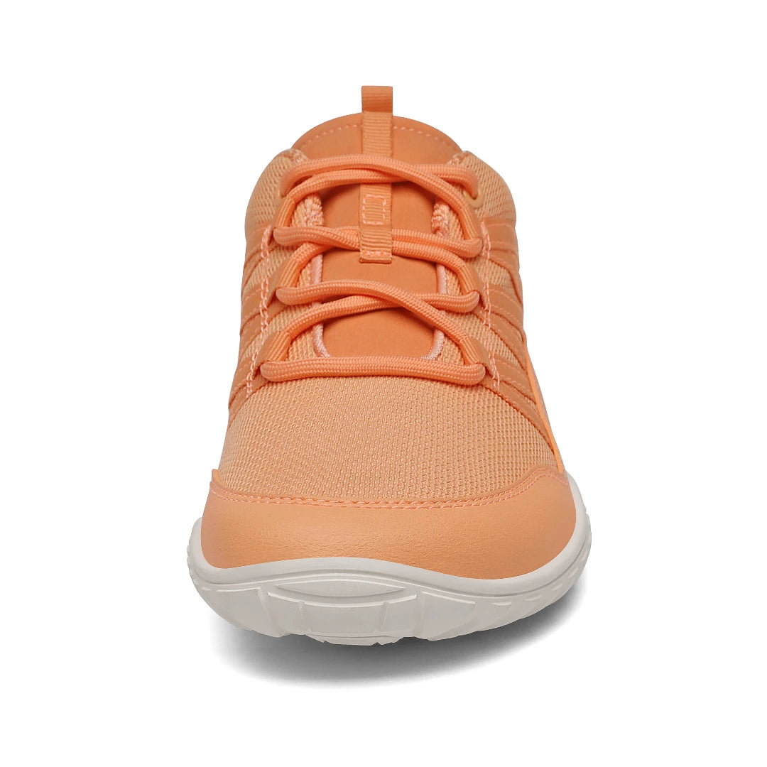Vista frontal zapatilla trekking naranja con refuerzo en puntera.