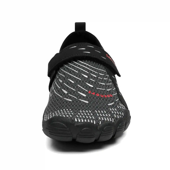 Vista frontal zapatilla agua negra, puntera reforzada contra rocas.