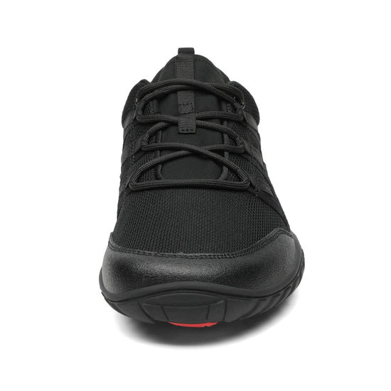 Vista frontal zapatilla trekking negra con puntera ancha protegida.