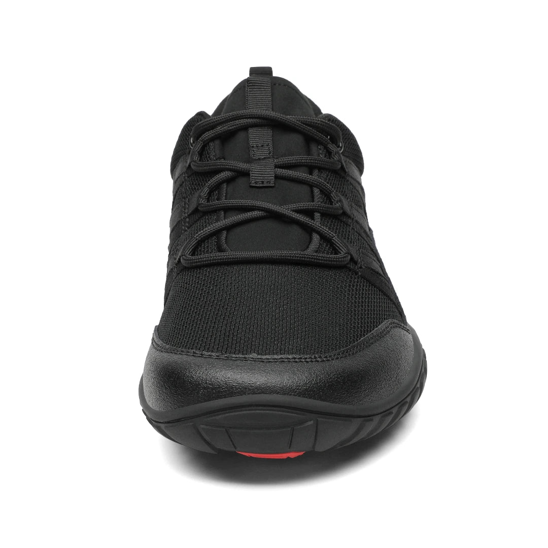 Vista frontal zapatilla trekking negra con puntera ancha protegida.
