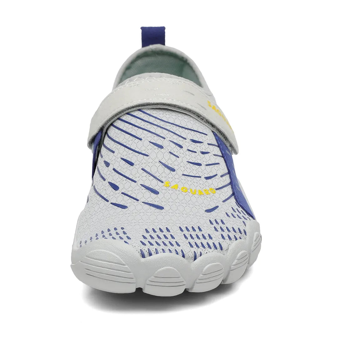 Vista frontal zapatilla agua azul, espacio para dedos.