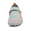 Vista frontal zapatilla agua gris/naranja, protección de dedos y malla.