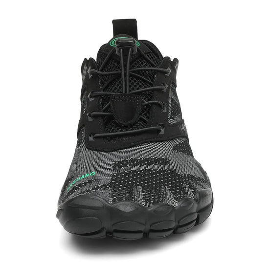 Vista frontal zapatilla deportiva negras, amplia caja de dedos y cordones rápidos.