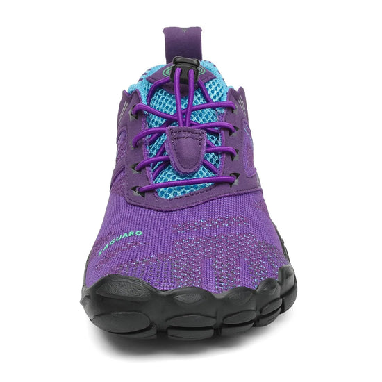 Vista frontal zapatilla deportiva púrpura, amplia caja de dedos y cordones rápidos.