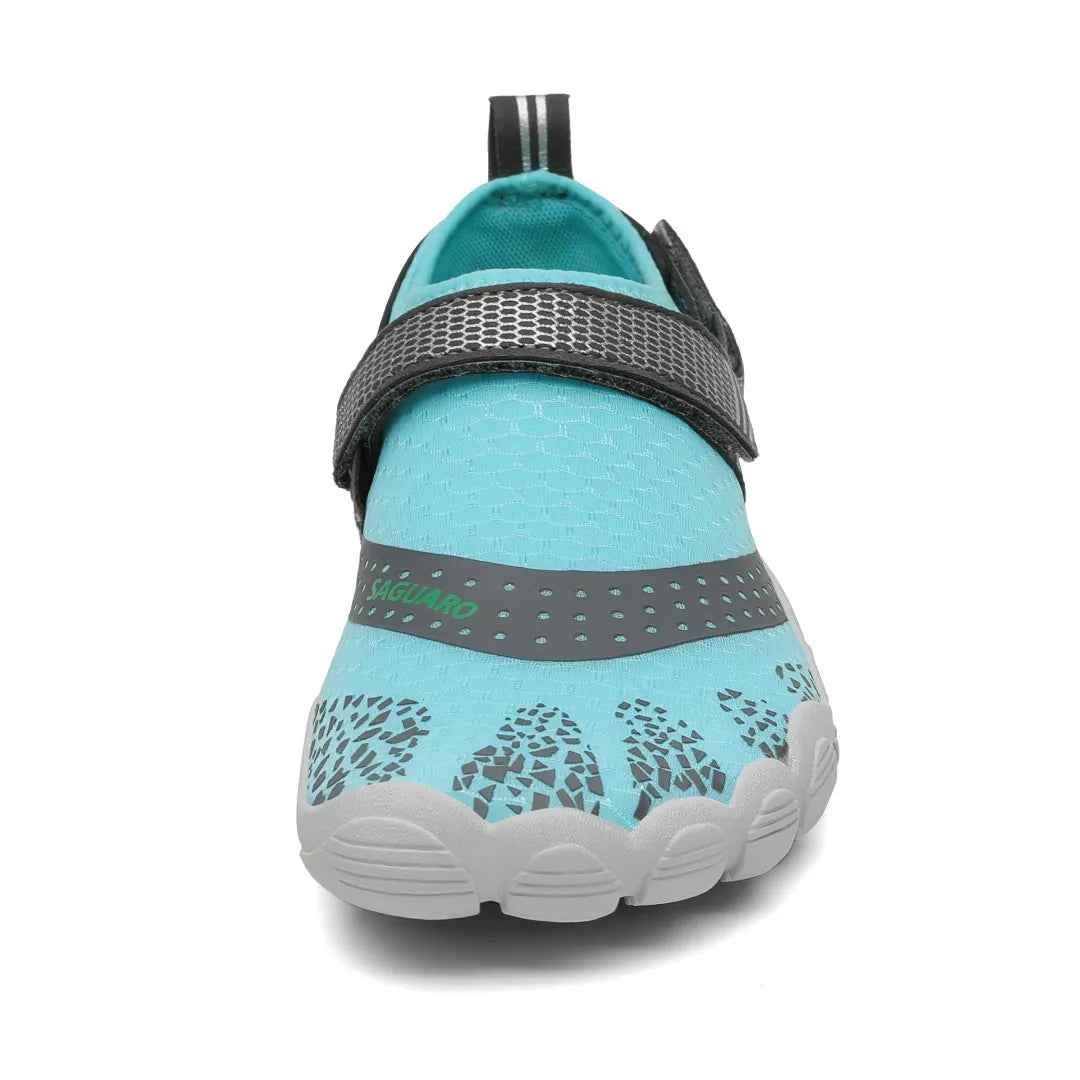 Vista frontal zapatilla agua celeste, puntera ancha reforzada para protección.