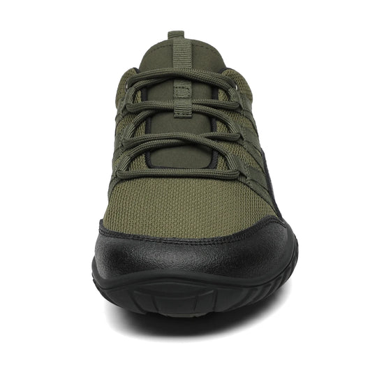 Vista frontal zapatilla trekking verde con protección en puntera.