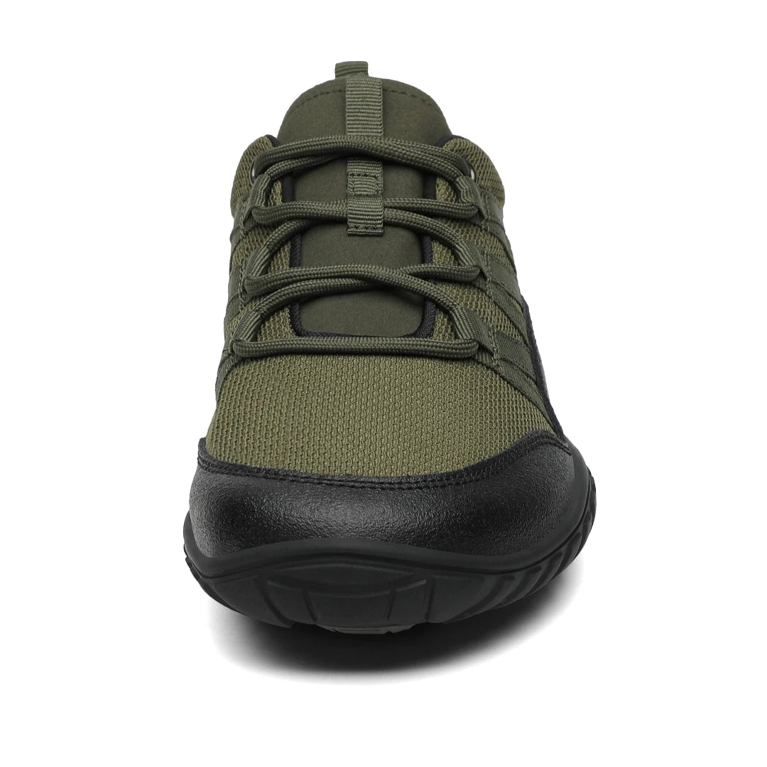 Vista frontal zapatilla trekking verde con protección en puntera.