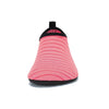 Vista frontal zapatilla de agua rosa, puntera ancha y flexible.