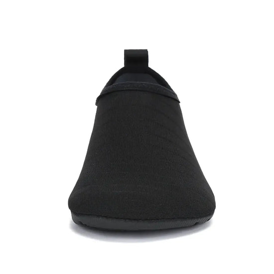 Vista frontal zapatilla de agua negra, puntera ancha y flexible.