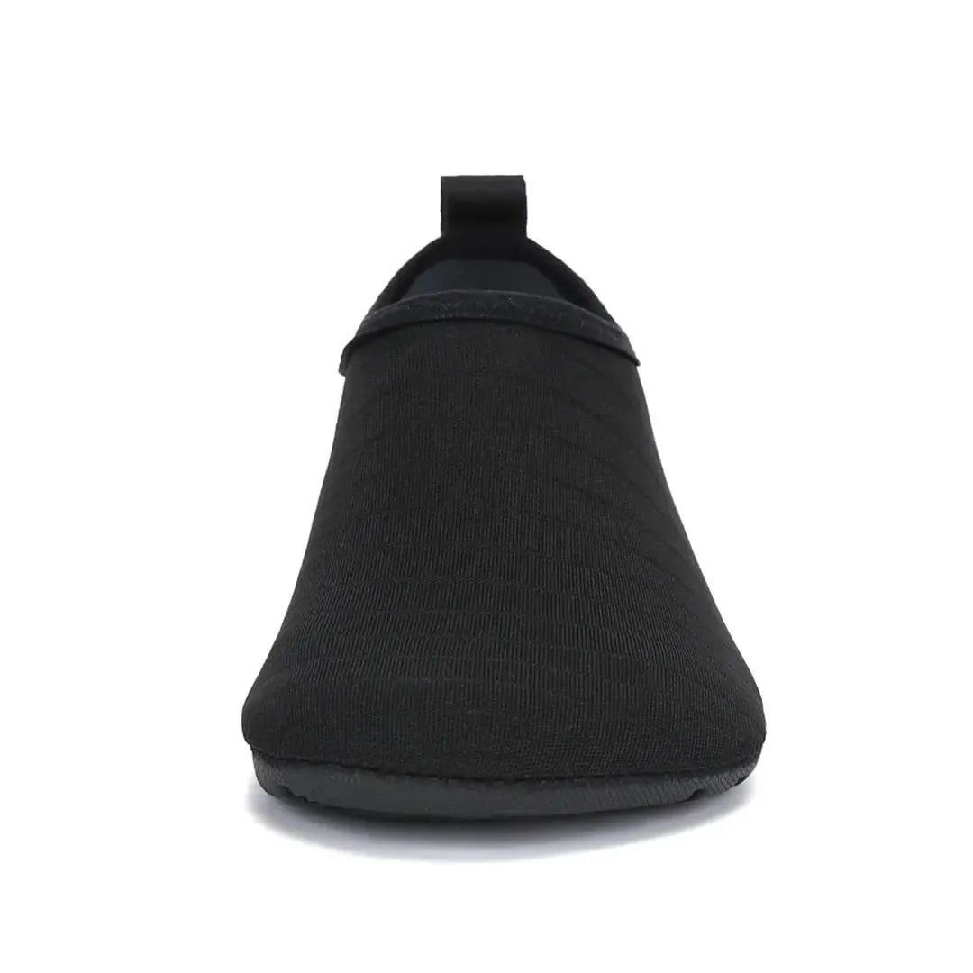 Vista frontal zapatilla de agua negra, puntera ancha y flexible.