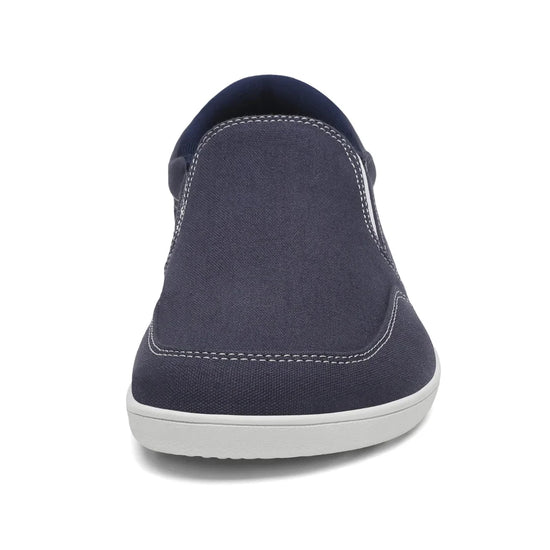 Vista frontal zapatilla slip-on azul, puntera ancha para confort.