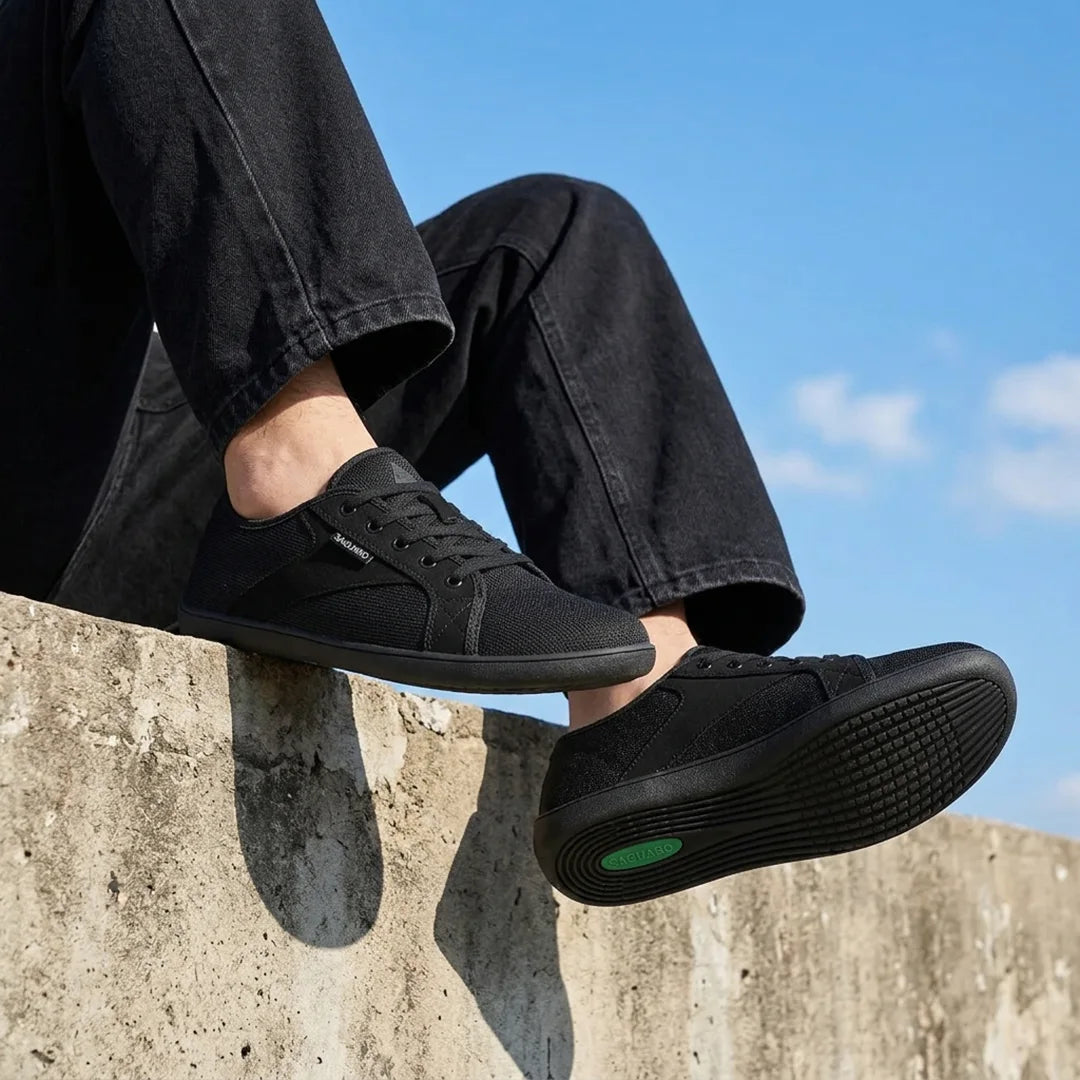 files/hombre-usando-saguaro-luck-i-negro-urbano.webp
