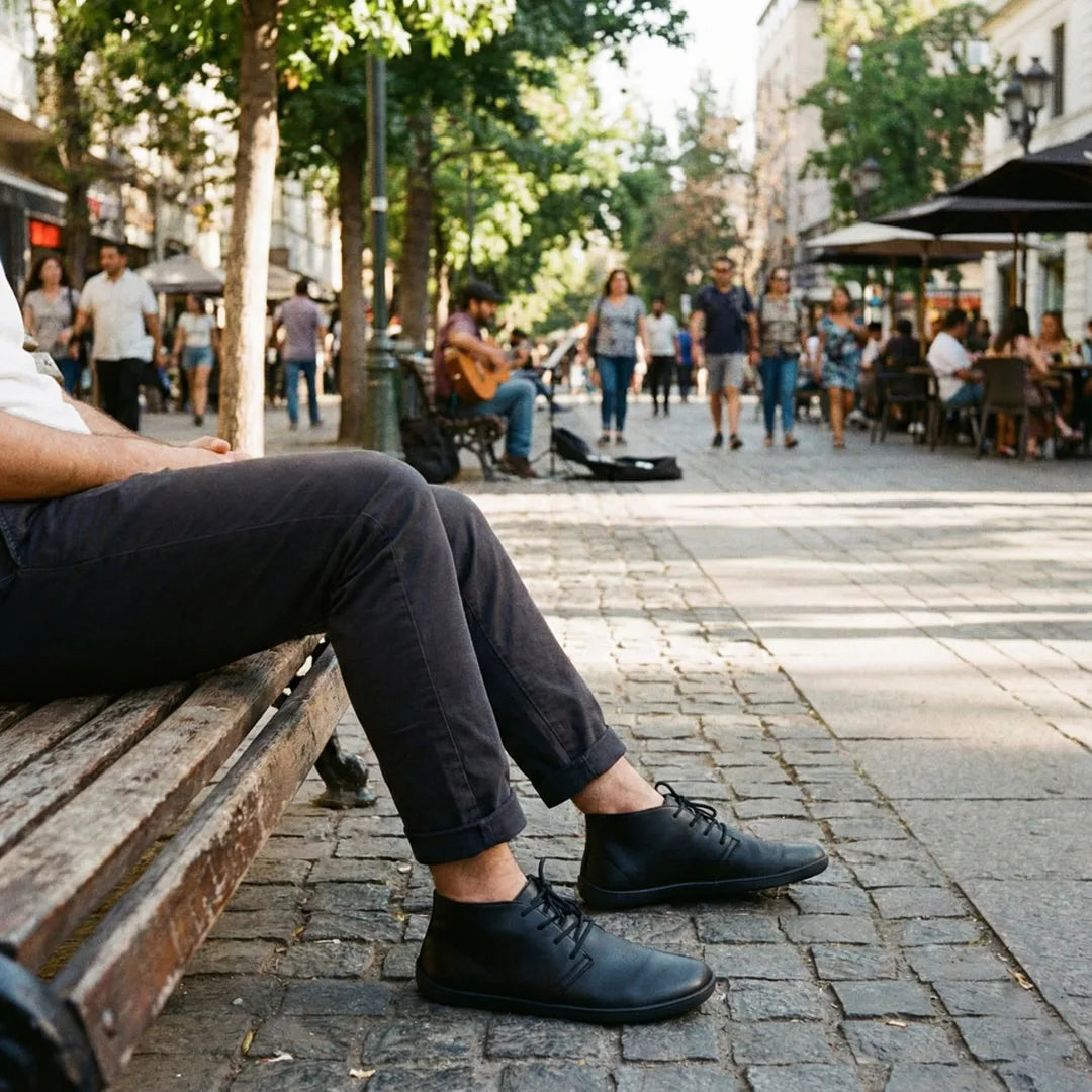 Hombre sentado usando zapatos minimalistas formales Saguaro Noble I. 