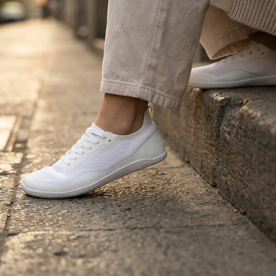 Mujer usando kenaz blancas en momentos de descanso