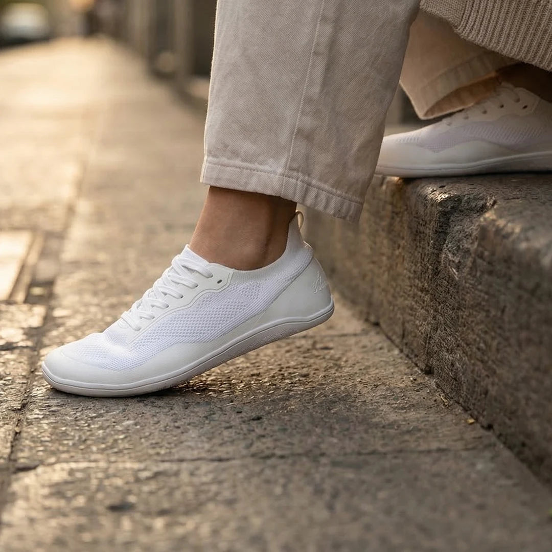 Mujer usando kenaz blancas en momentos de descanso