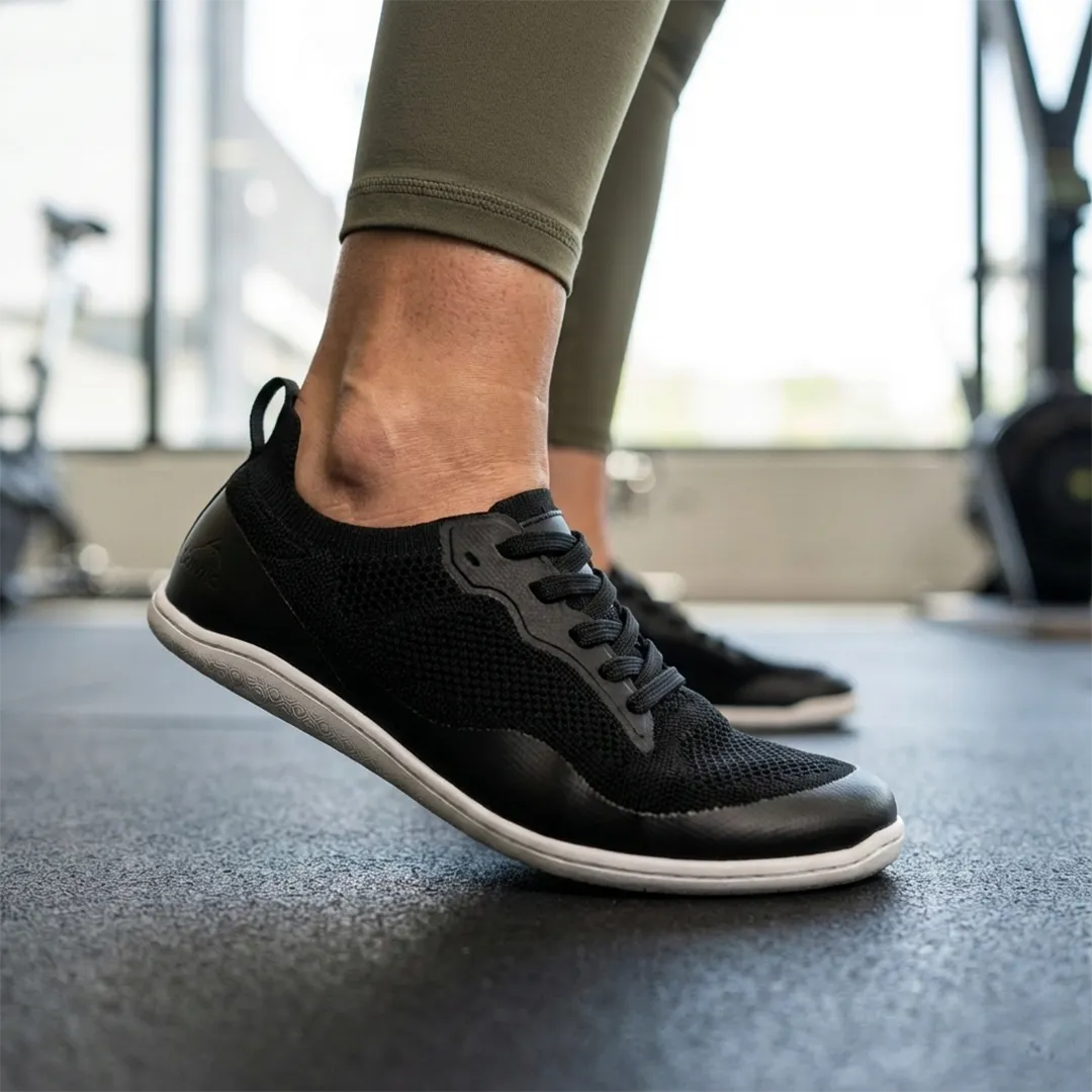 Mujer en el gimnasio utilizando Kenaz negras de Sowilo Zapatilla Barefoot