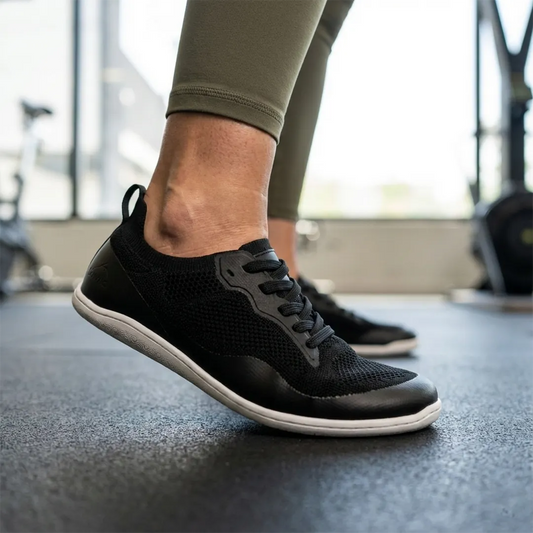 Mujer en el gimnasio utilizando Kenaz negras de Sowilo Zapatilla Barefoot