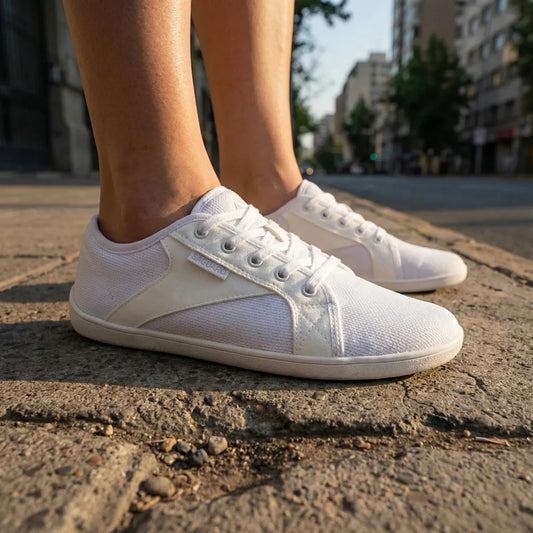 Persona usando zapatillas Saguaro Luck I blanco en entorno urbano.