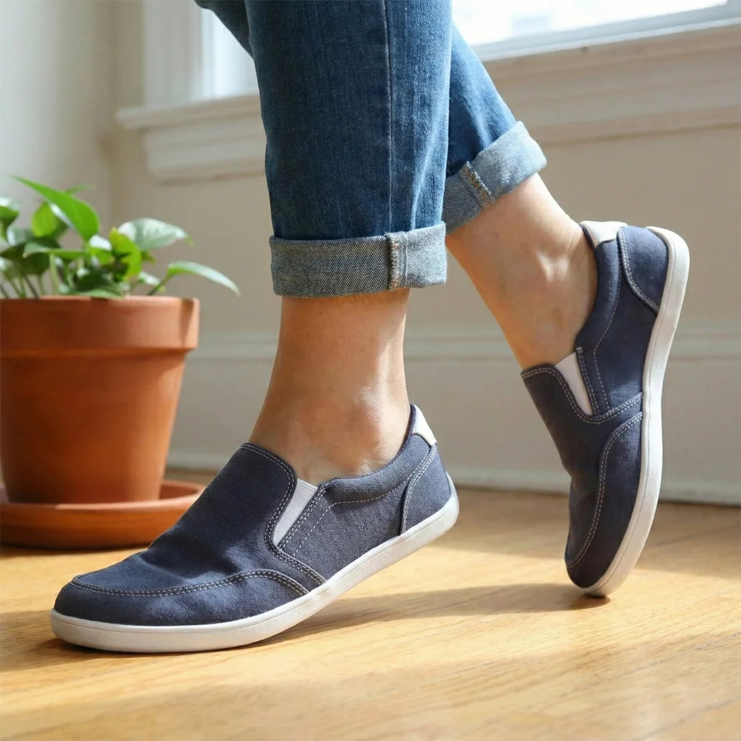 Mujer de pie usando zapatillas Saguaro Relax V azules con jeans.