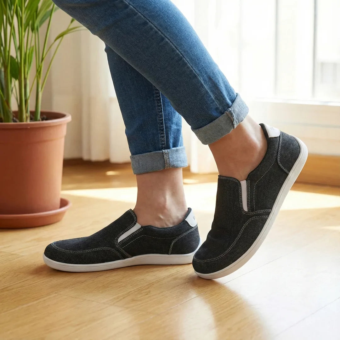 Mujer de pie usando zapatillas Saguaro Relax V negras con jeans.
