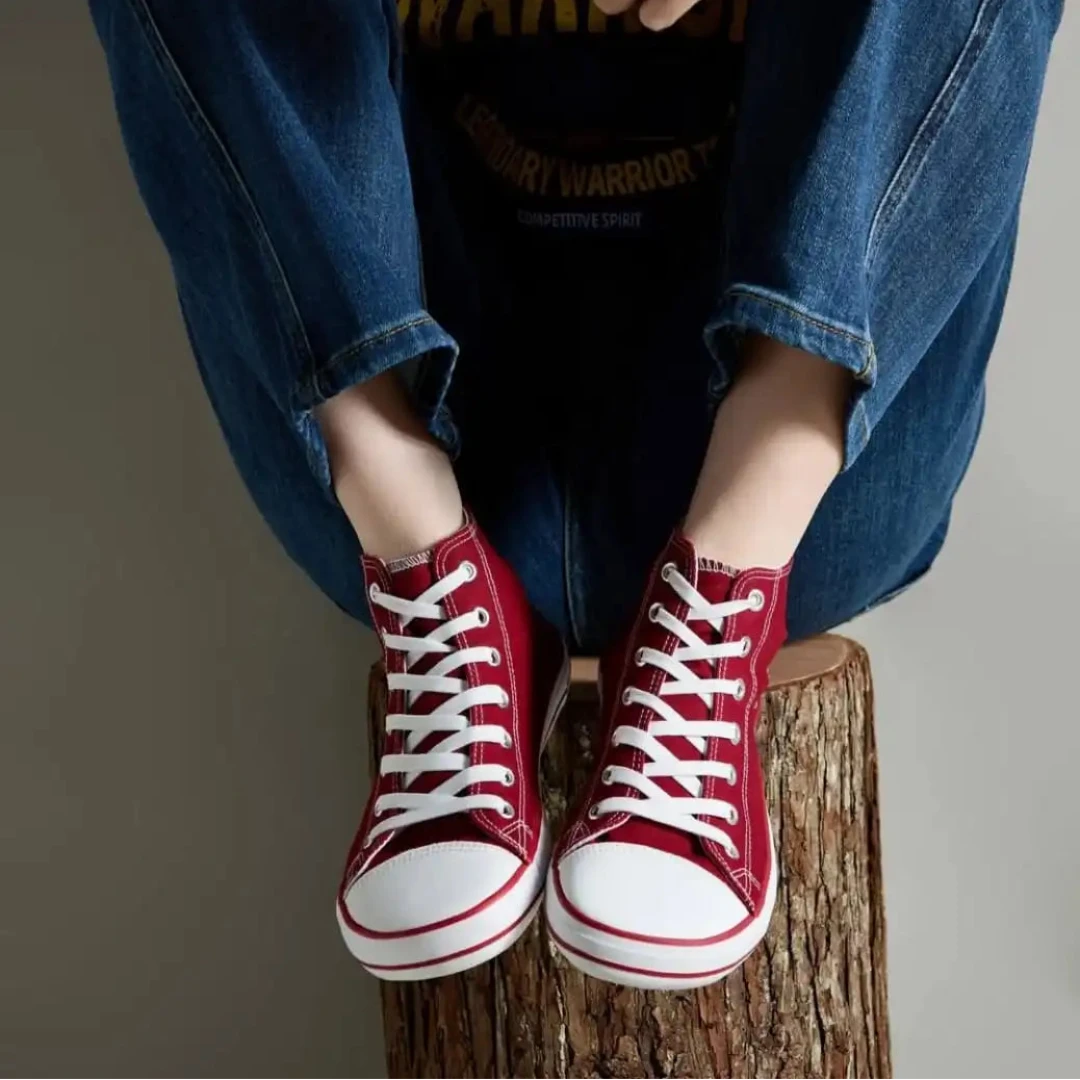 Mujer usando zapatillas barefoot mujer rojas modelo Saguaro Roam I.