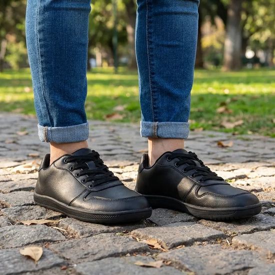 Estilo de vida casual usando zapatillas barefoot negras en el parque. 