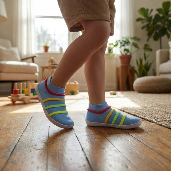 Niño caminando en casa con zapatillas barefoot Saguaro azules.