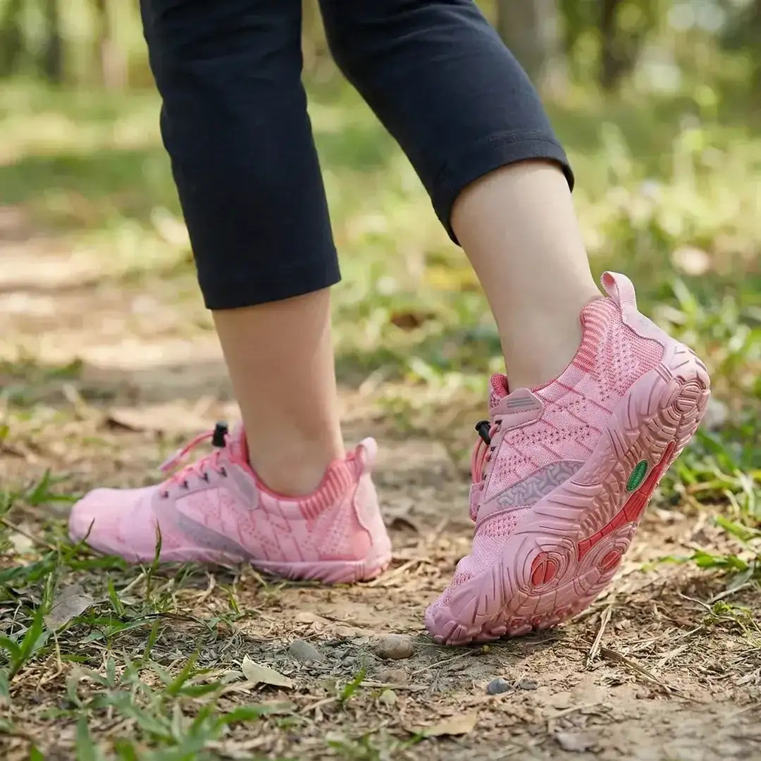 Niña jugando al aire libre con zapatillas barefoot Saguaro rosas.