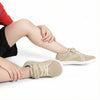 Niño usando zapatos barefoot Saguaro beige
