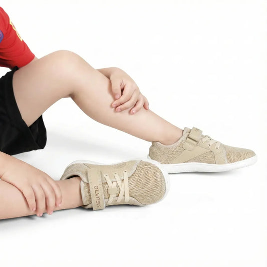 Niño usando zapatos barefoot Saguaro beige