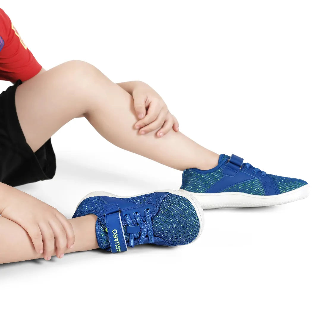 Niño jugando con zapatillas barefoot Saguaro azules, confort y flexibilidad.