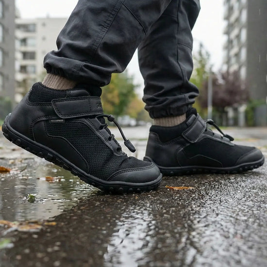 Niño con botas barefoot Saguaro Brave I, calzado técnico que mantiene los pies secos y saludables.