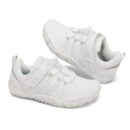 Par de bebe zapatillas blancas respetuosas con el crecimiento natural del pie infantil.