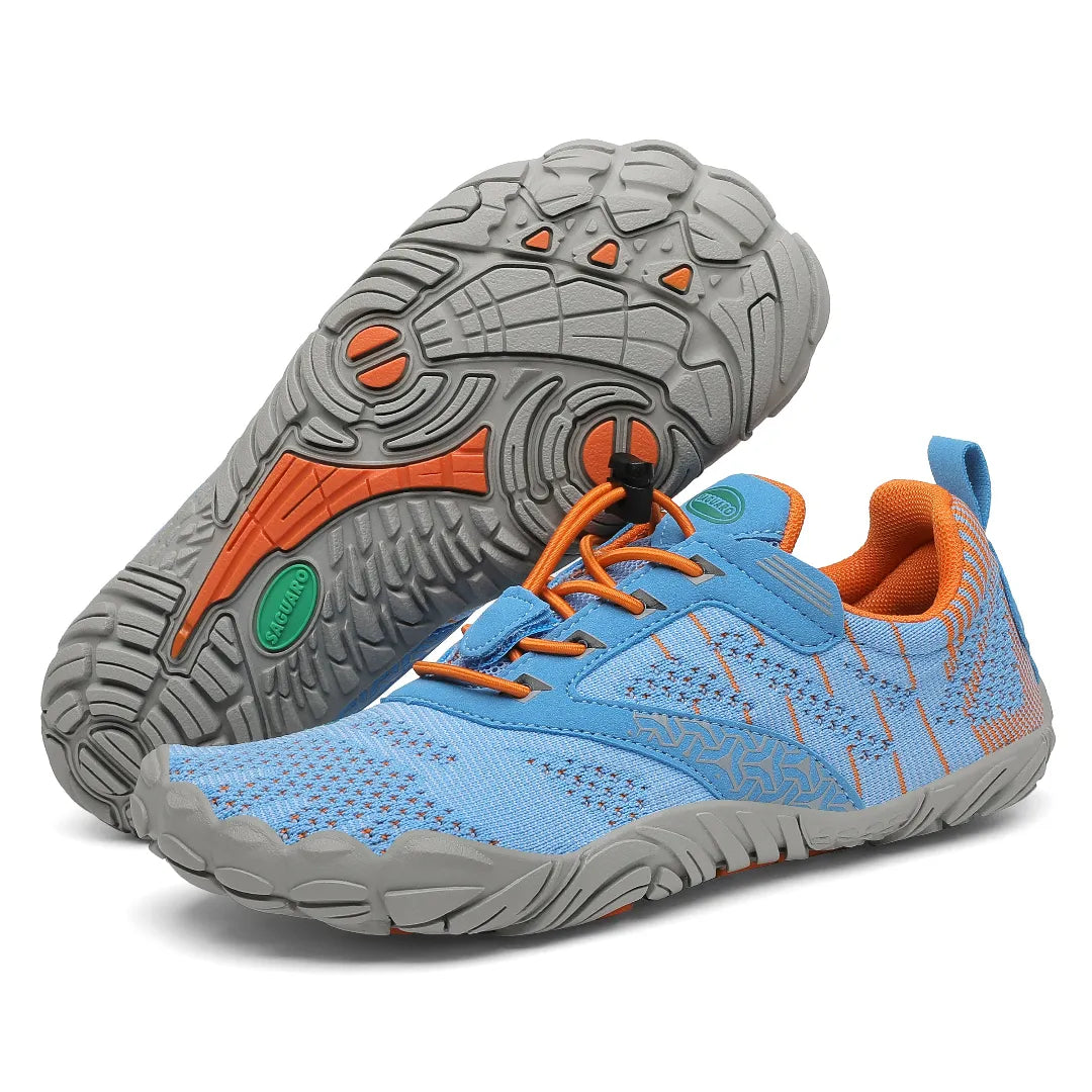 Par de zapatillas barefoot Saguaro Kids celeste mostrando suela flexible zero drop.