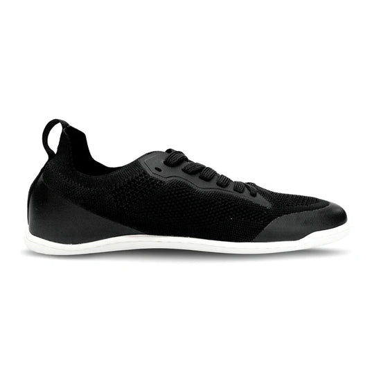 Zapatilla Sowilo Kenaz negra vista lateral interna con material flexible barefoot.