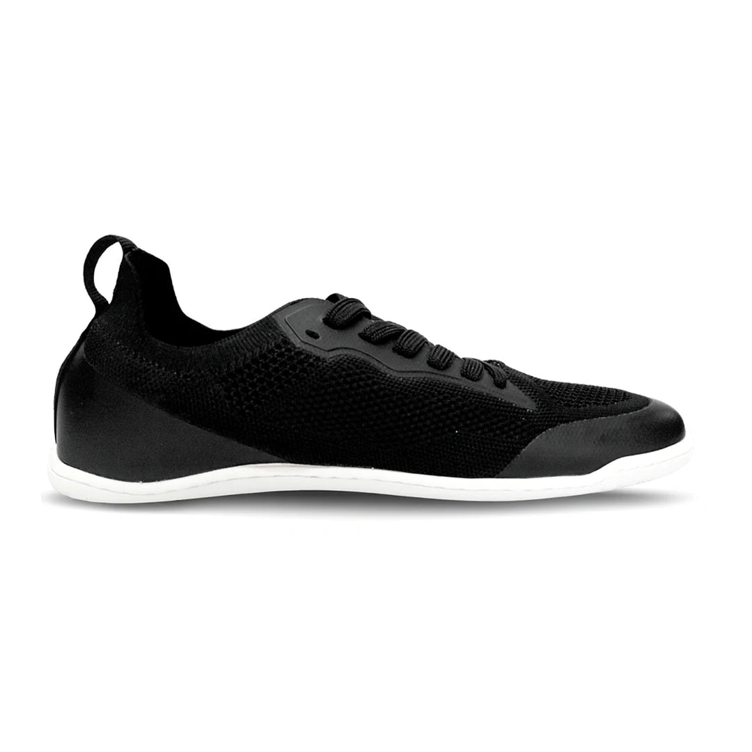 Zapatilla Sowilo Kenaz negra vista lateral interna con material flexible barefoot.