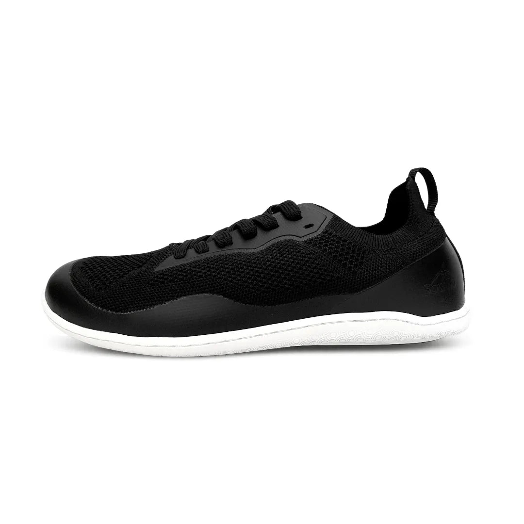 Vista lateral zapatilla negra deportiva zero drop indoor.