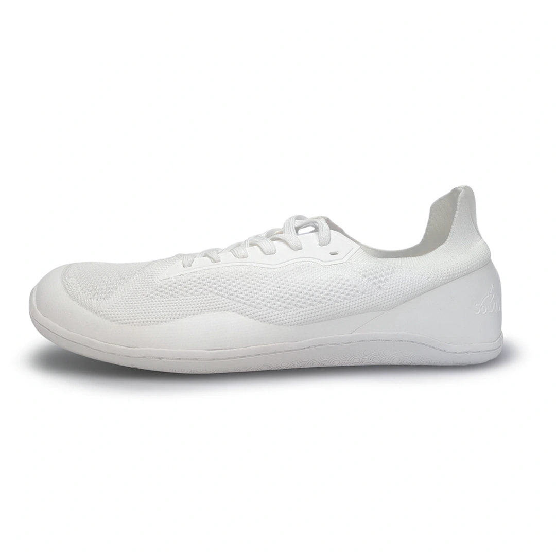 Perfil zapatilla deportiva minimalista blanca, suela plana.