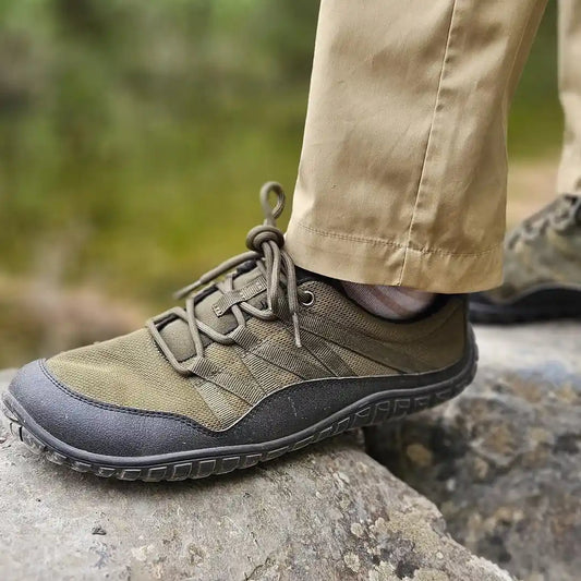 Foto de persona caminando en sendero de bosque con Forestep verdes.