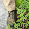 Foto de persona caminando  con Forestep verdes.
