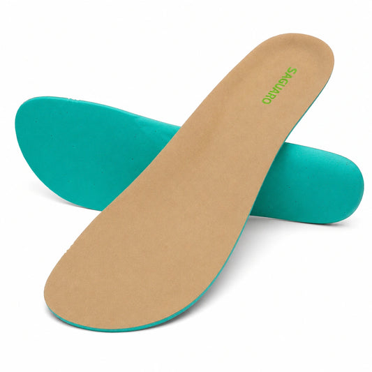 Vista de perfil de una plantilla deportiva de microfibra Saguaro, accesorio barefoot de 4 mm elástico y plano sin soporte de arco rígido.