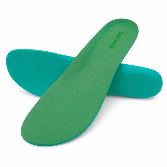 Plantillas barefoot deportivas Saguaro cruzadas en color verde, accesorio transpirable de horma ancha ideal para running y caminatas en la playa.