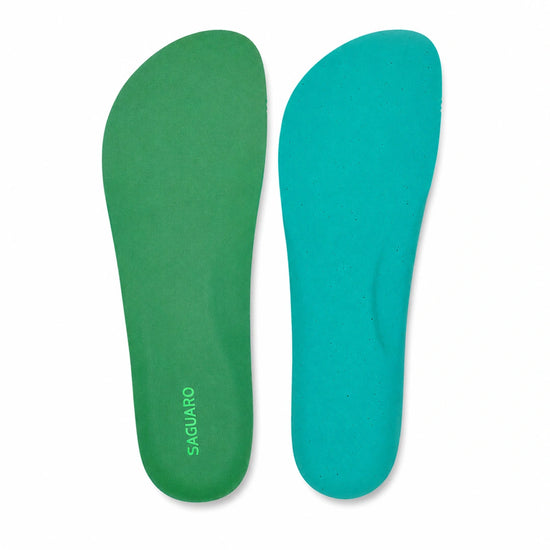 Vista superior e inferior de plantillas para zapatos ergonómicos de adulto Saguaro, base de espuma elástica antideslizante para pies con empeine alto.